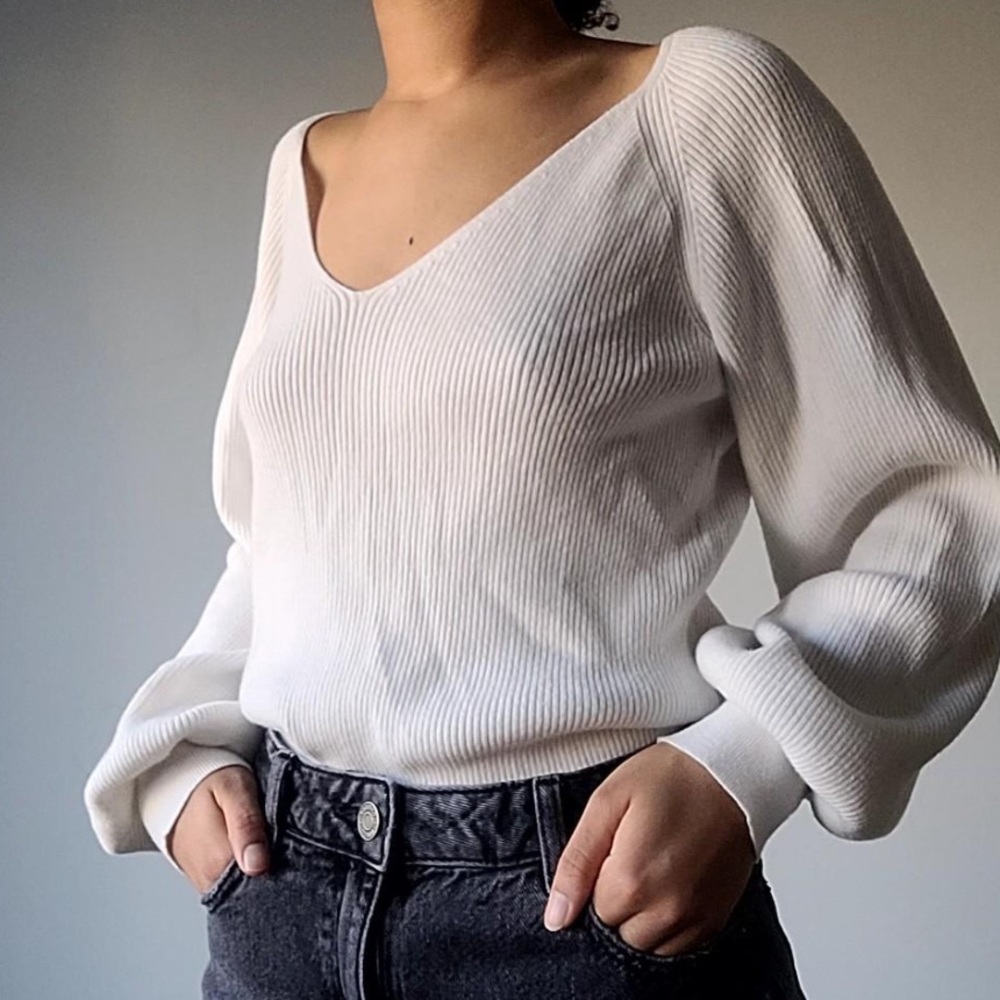 Elegant White Abercrombie & Fitch Ribbed Sweater With Puffed Sleeves- XS